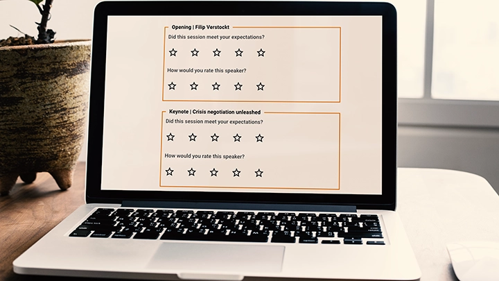 Abstract management systeem - abstract management - Laptop met checkpoints