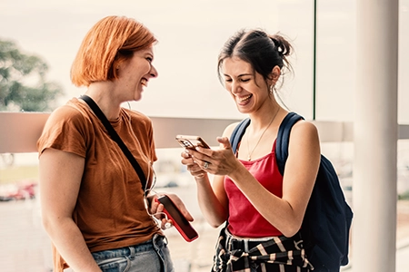 Jonge mensen luisteren naar tekst op hun mobiel